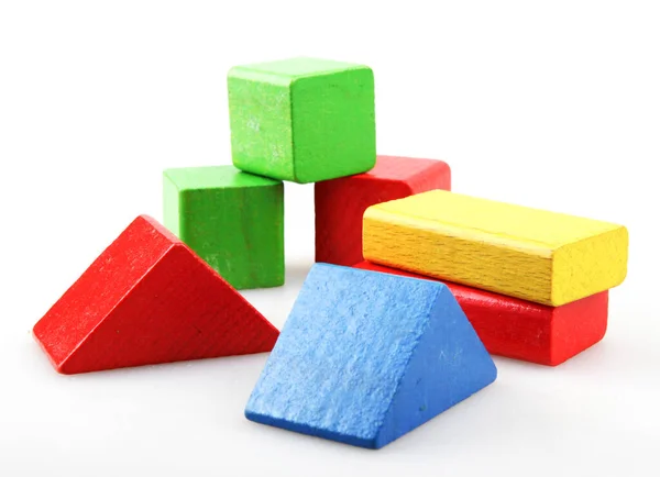 Beyaz Arkaplana Karşı Renkli Oyuncak Bloklarının Stüdyo Çekimi — Stok fotoğraf