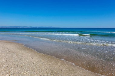 Sahil ve Deniz Parlak Günışığında