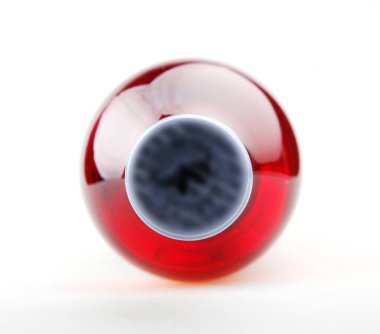 Beyaz arka planda izole edilmiş pembe gül şarabı.