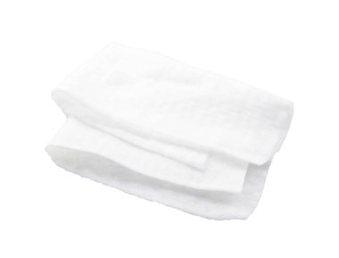 Islak antibakteriyel mendiller beyaz arka planda izole edilmiş.