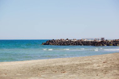 Sahil ve Deniz Parlak Günışığında