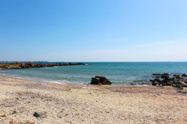 Sahil ve Deniz Parlak Günışığında