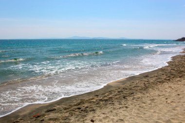 Sahil ve Deniz Parlak Günışığında