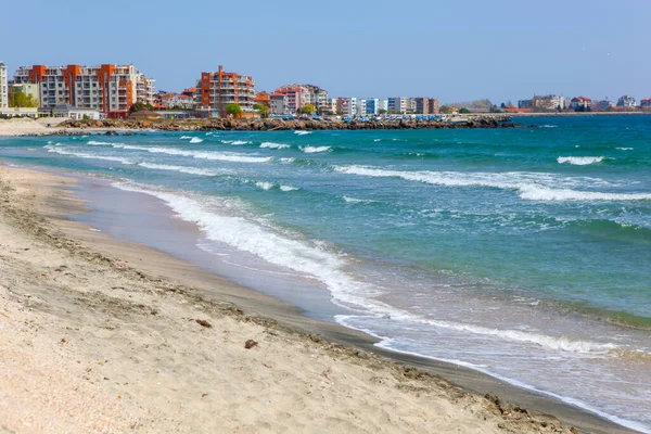 Sahil ve Deniz Parlak Günışığında