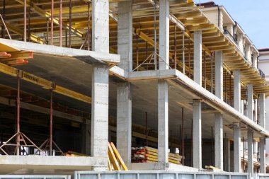 Pomorie, Bulgaristan - 28 Nisan 2020: Bir konut kompleksinde yeni inşa edilen bina. Yeni inşaat alanı