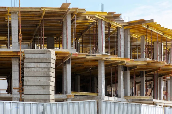 Pomorie, Bulgaristan - 28 Nisan 2020: Bir konut kompleksinde yeni inşa edilen bina. Yeni inşaat alanı