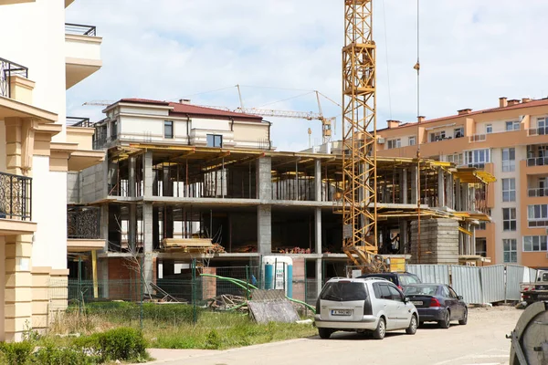 Pomorie, Bulgaristan - 28 Nisan 2020: Bir konut kompleksinde yeni inşa edilen bina. Yeni inşaat alanı