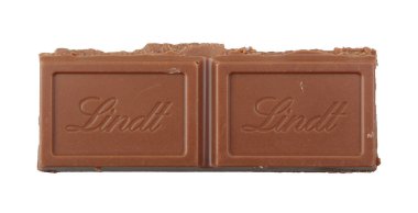 Beyaz arka planda izole edilmiş Lindt Lindor sütlü çikolata. Çikolata-defabriken Lindt & Sprngli AG, 1845 yılında İsviçre 'de kurulan bir çikolata ve şekerleme şirketidir.