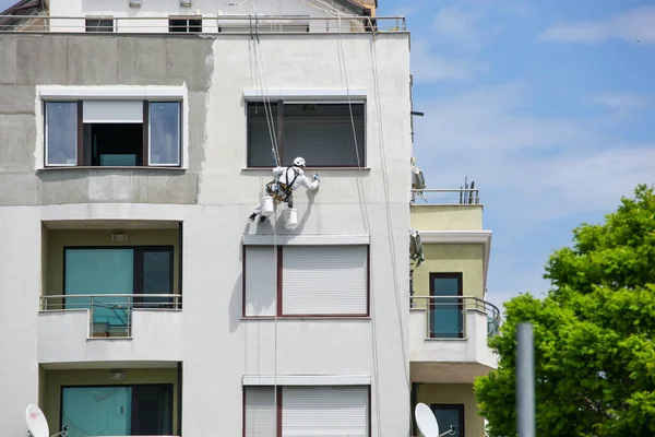 Alpinista Executa Gesso Massa Vidraceiro Parede Exterior Uma Nova Casa — Fotografia de Stock