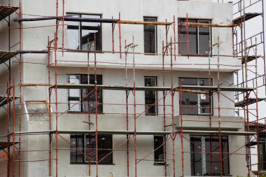 Yeni bir binayı yenileme süreci. Yeni yapı, dış duvar yalıtımı