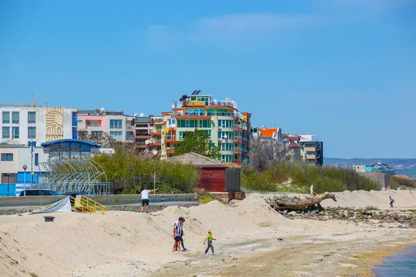 Pomorie Bulgaria Mayo 2020 Gente Camina Por Playa — Foto de Stock