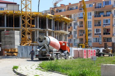 Pomorie, Bulgaristan - 09 Mayıs 2020: Yeni bir konut kompleksinde inşaat sahası