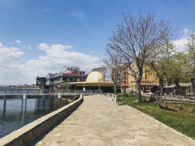 Pomorie, Bulgaristan - 27 Nisan 2020: Pomorie, Bulgaristan 'ın güneydoğusunda yer alan ve Bulgaristan' ın Karadeniz kıyısındaki Burgaz Koyu 'nda bulunan Dar Kayalık Yarımada' da bulunan bir kasaba ve sahil beldesi