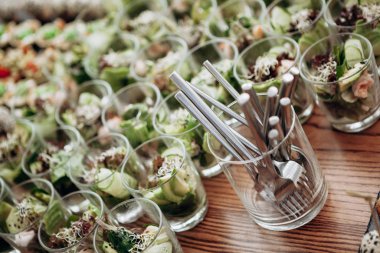 Bardakta taze salata.