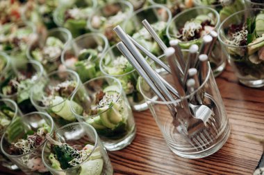 Bardakta taze salata.