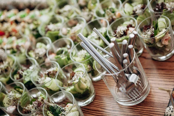 Bardakta taze salata.