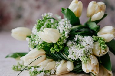 Leylak desenli beyaz laleler.