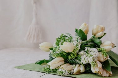 Leylak desenli beyaz laleler.