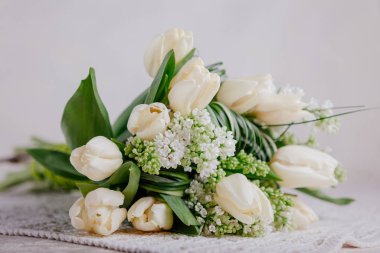 Leylak desenli beyaz laleler.