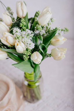 Vazoda leylak desenli beyaz laleler.