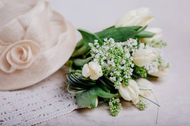 Leylak desenli beyaz laleler.