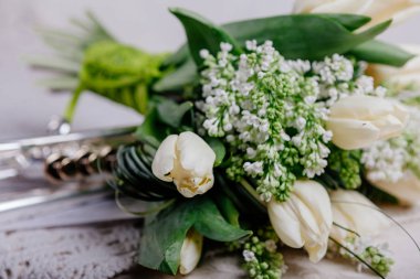 Leylak desenli beyaz laleler.