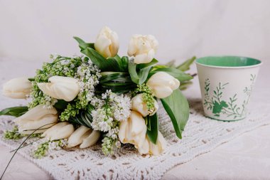 Leylak desenli beyaz laleler.