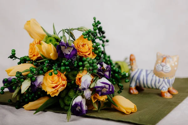 Ein Strauß Gelber Rosen Mit Grünen Kugeln — Stockfoto