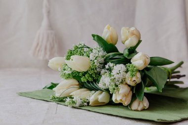 Leylak desenli beyaz laleler.