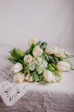 Leylak desenli beyaz laleler.