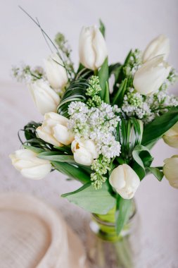 Vazoda leylak desenli beyaz laleler.