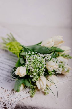 Leylak desenli beyaz laleler.