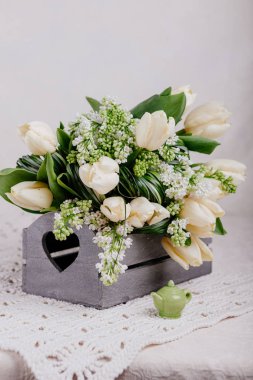 Leylak desenli beyaz laleler.