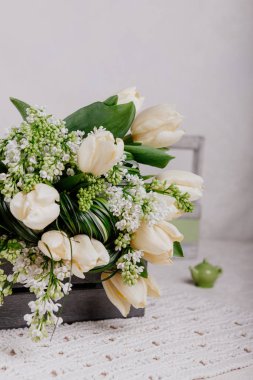 Leylak desenli beyaz laleler.