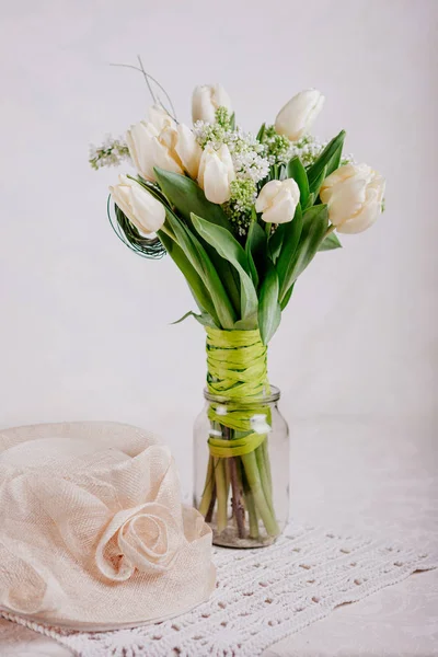 Strauß Weißer Tulpen Mit Flieder Vase — Stockfoto