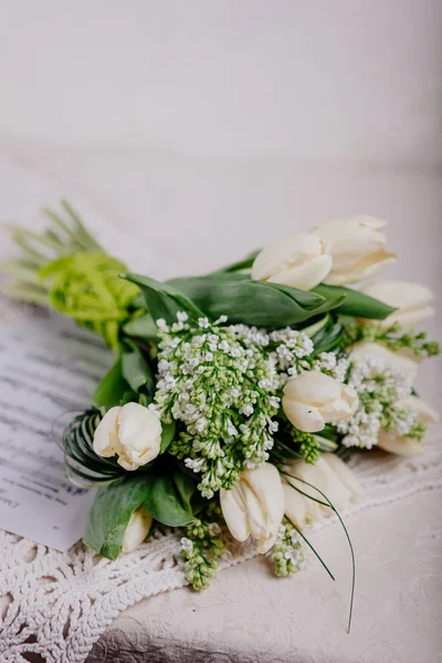 Leylak desenli beyaz laleler.