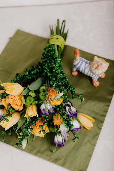 Ramo Rosas Amarillas Con Bolas Verdes — Foto de Stock