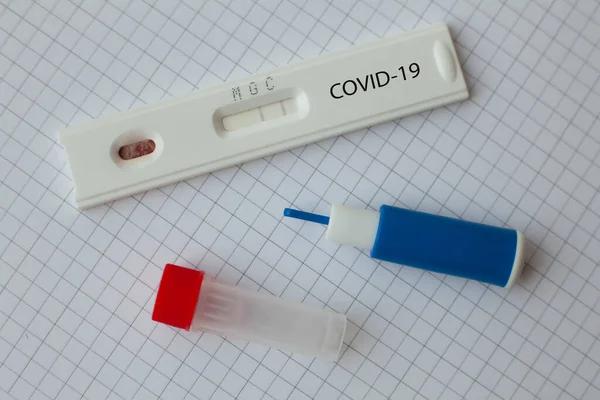 COVID-19 için pozitif hızlı test. IgG + ile geçmiş enfeksiyon anlamına gelir.