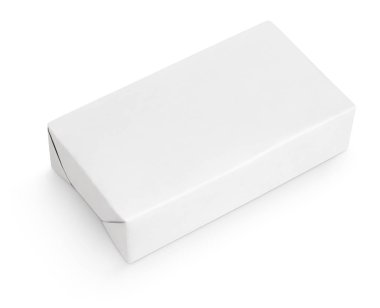 Tereyağı sarma kutu paket üzerinde beyaz izole yaymak