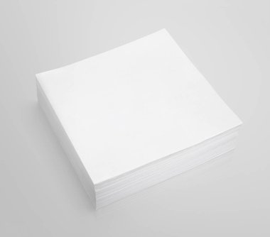 gri arka plan üzerinde beyaz kağıt yığınını