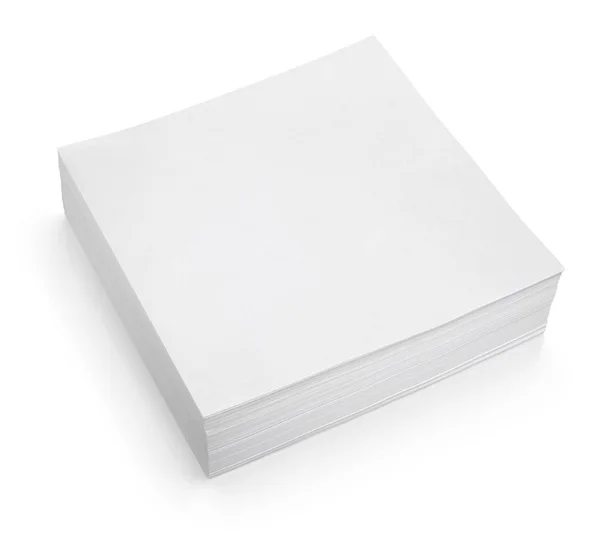 Pilha de papel branco sobre fundo branco — Fotografia de Stock