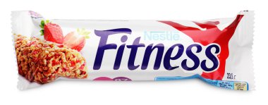 (Çilekli lezzet) Kepekli tahıl bar üzerinde beyaz izole Fitness nestle