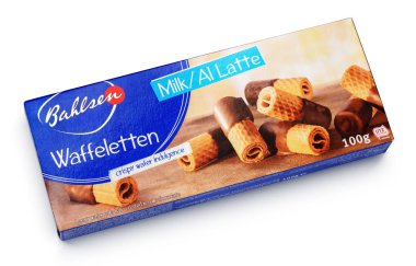 Yukarıdan Bahlsen Waffeletten sütlü çikolata gevrek izole üzerinde beyaz rulo