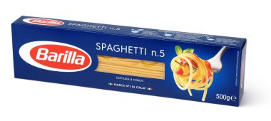 Barilla spagetti n.5 İtalyan makarna beyaz arka plan üzerinde izole önden görünümü