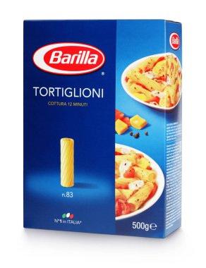 Barilla tortiglione n.83 İtalyan makarna beyaz arka plan üzerinde izole önden görünümü