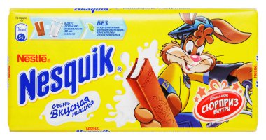 Nestle nEsquIK sütlü çikolata bar üzerinde beyaz izole Üstten Görünüm