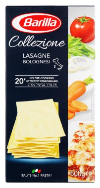 Barilla Collezioni lazanya İtalyan makarna üzerine beyaz izole önden görünümü