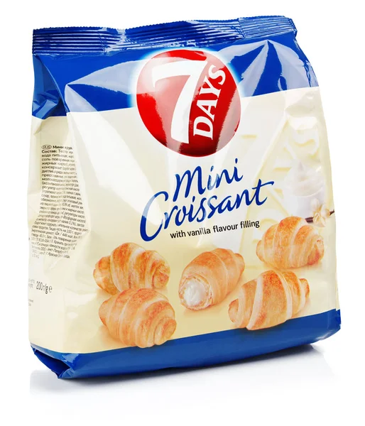 Tampilan depan 7DAYS Mini Croissant (vanila flavour) diisolasi pada latar belakang putih — Stok Foto