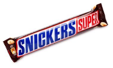 Snickers süper çukulata kırpma yoluyla izole üzerinde beyaz çikolata