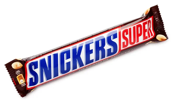 Snickers Super bar de ciocolată izolat pe alb cu cale de tăiere Fotografie de stoc